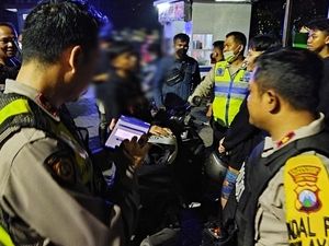 Belasan Anak Terjaring Razia saat Pesta Miras di Jalanan Surabaya Belasan Anak Terjaring Razia saat Pesta Miras di Jalanan Surabaya
