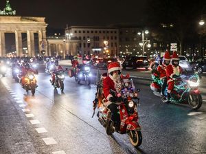 Ratusan Biker di Berlin Konvoi Pakai Kostum Sinterklas Ratusan Biker di Berlin Konvoi Pakai Kostum Sinterklas
