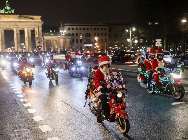 Ratusan Biker di Berlin Konvoi Pakai Kostum Sinterklas