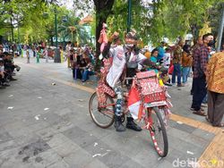 Tampil Nyentrik, Relawan Jokowi Gowes ke Nikahannya Kaesang-Erina