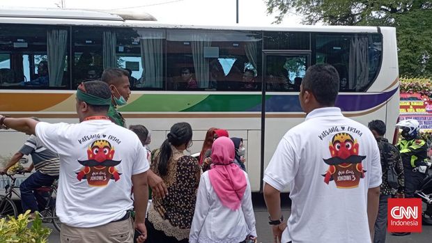 Resepsi pernikahan Kaesang Pangarep dan Erina Sofia Gudono di Pura Mangkunegaran, Solo, pada Minggu (11/12) juga turut diramaikan relawan Jokowi dari berbagai daerah dan kelompok.