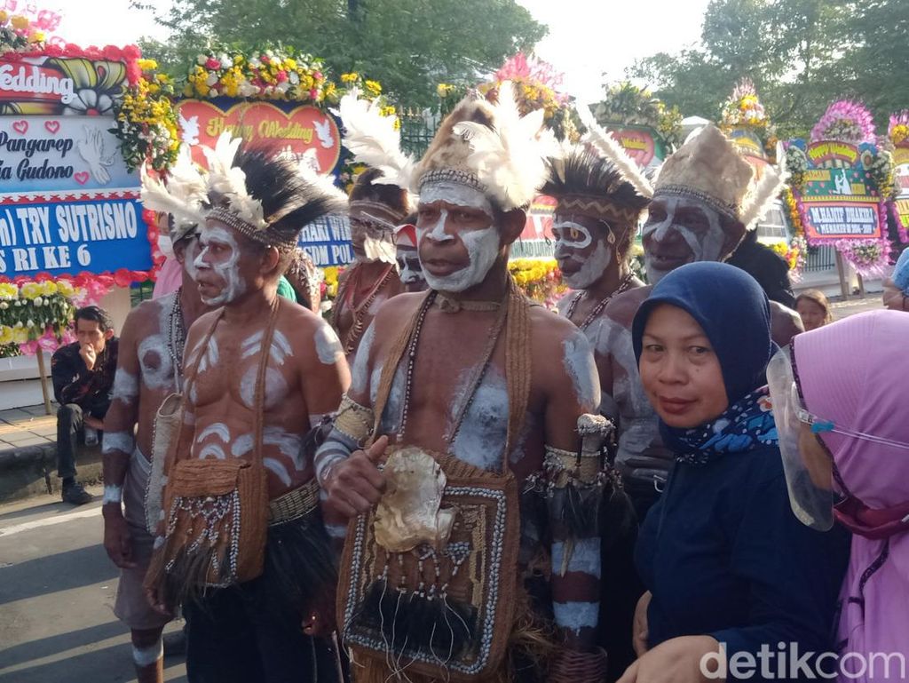 Potret 7 Tamu dari Asmat Papua di Tasyakuran Kaesang dan Erina Potret 7 Tamu dari Asmat Papua di Tasyakuran Kaesang dan Erina