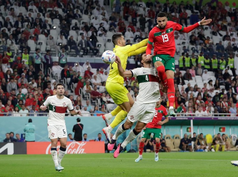 Kejutan besar terjadi di perempatfinal Piala Dunia 2022. Maroko berhasil lolos ke semifinal setelah menyingkirkan Portugal lewat kemenangan tipis 1-0.