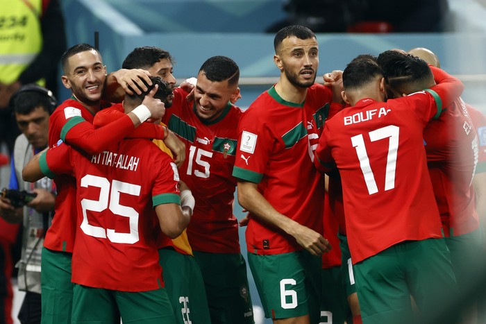 Kejutan besar terjadi di perempatfinal Piala Dunia 2022. Maroko berhasil lolos ke semifinal setelah menyingkirkan Portugal lewat kemenangan tipis 1-0.