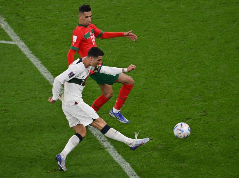 Kejutan besar terjadi di perempatfinal Piala Dunia 2022. Maroko berhasil lolos ke semifinal setelah menyingkirkan Portugal lewat kemenangan tipis 1-0.