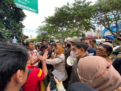 Tolak Penggusuran, Wali Murid SDN Pocin 1 Hadang Satpol PP Depok