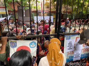 Dihadang Ortu Siswa SDN Pocin 1, Satpol PP Depok Pilih Mundur Dihadang Ortu Siswa SDN Pocin 1, Satpol PP Depok Pilih Mundur