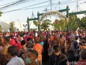 Situasi Terkini Puro Mangkunegaran: Dijaga Ketat-Penuh Relawan Jokowi Situasi Terkini Puro Mangkunegaran: Dijaga Ketat-Penuh Relawan Jokowi