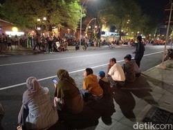 Warga Padati Depan Mangkunegaran, Nikmati Suasana Tasyakuran Kaesang-Erina