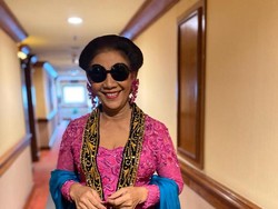 Susi Pudjiastuti Pakai Kebaya Anne Avantie: Bebek Jelek Jadi Cantik