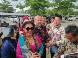Cetar! Susi Pudjiastuti Berkebaya Pink-Berkacamata Hitam di Tasyakuran Kaesang