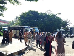 Tamu Nikah Kaesang-Erina Berdatangan di Manahan, Shuttle Bus Mulai Sibuk