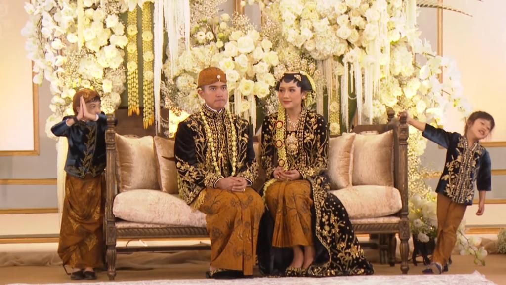Tingkah gemas Jan Ethes dan Sedah Mirah Tingkah gemas Jan Ethes dan Sedah Mirah