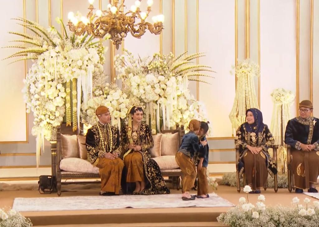 Tingkah gemas Jan Ethes dan Sedah Mirah Tingkah gemas Jan Ethes dan Sedah Mirah