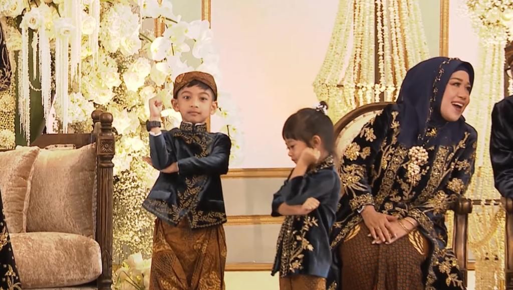 Tingkah gemas Jan Ethes dan Sedah Mirah Tingkah gemas Jan Ethes dan Sedah Mirah