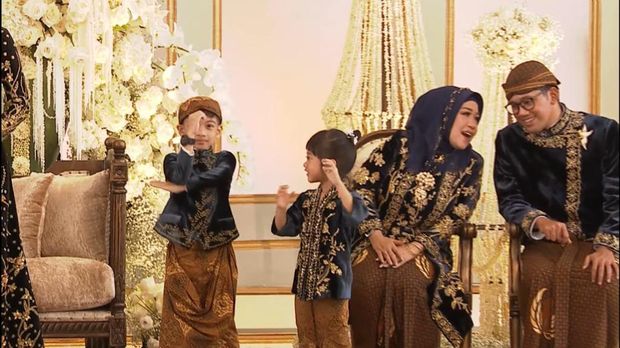 Tingkah gemas Jan Ethes dan Sedah Mirah Tingkah gemas Jan Ethes dan Sedah Mirah