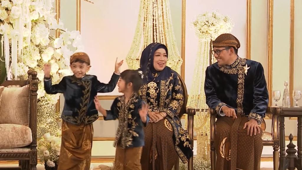 Tingkah gemas Jan Ethes dan Sedah Mirah Tingkah gemas Jan Ethes dan Sedah Mirah