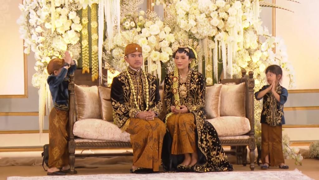 Tingkah gemas Jan Ethes dan Sedah Mirah Tingkah gemas Jan Ethes dan Sedah Mirah