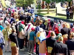Prosesi Begalan di Ngunduh Mantu Kaesang-Erina, Warga Berebut Perkakas