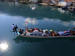Perahu Satu-satunya Transportasi di Pulau Bacan Perahu Satu-satunya Transportasi di Pulau Bacan