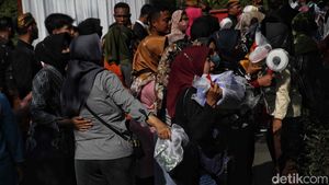 Warga Berebut Perkakas di Prosesi Begalan Ngunduh Mantu Kaesang-Erina