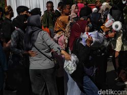 Warga Berebut Perkakas di Prosesi Begalan Ngunduh Mantu Kaesang-Erina