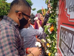Warga Preteli Karangan Bunga Kaesang-Erina: Buat Kenang-kenangan