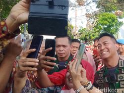 Tiba di Puro Mangkunegaran, Jenderal Andika Jadi Rebutan Foto Bersama