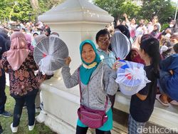 Senangnya Erly Bawa Pulang Rantang Suvenir Tasyakuran Kaesang-Erina