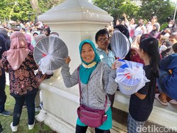 Senangnya Erly Bawa Pulang Rantang Suvenir Tasyakuran Kaesang-Erina