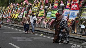 Ratusan Karangan Bunga Kaesang-Erina Penuhi Puro Mangkunegaran