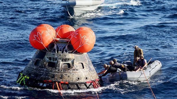 Momen Kapsul Orion NASA Mendarat di Bumi Setelah Keliling Bulan