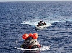 Detik-detik Kapsul Astronot Artemis II Tiba di Bumi usai Mengitari Bulan