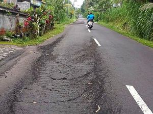 Warga Keluhkan Akses ke Pura Besakih Bergelombang dan Berlubang Warga Keluhkan Akses ke Pura Besakih Bergelombang dan Berlubang