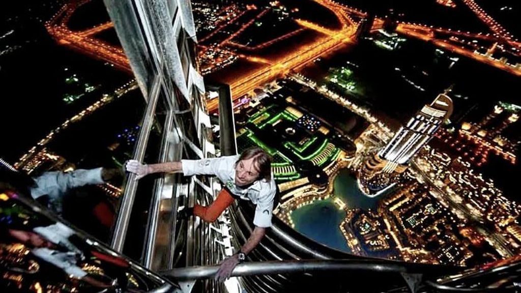 6 Foto Alain Robert Si Spiderman yang Cetak Rekor Panjat Burj Khalifa Cuma 6 Jam