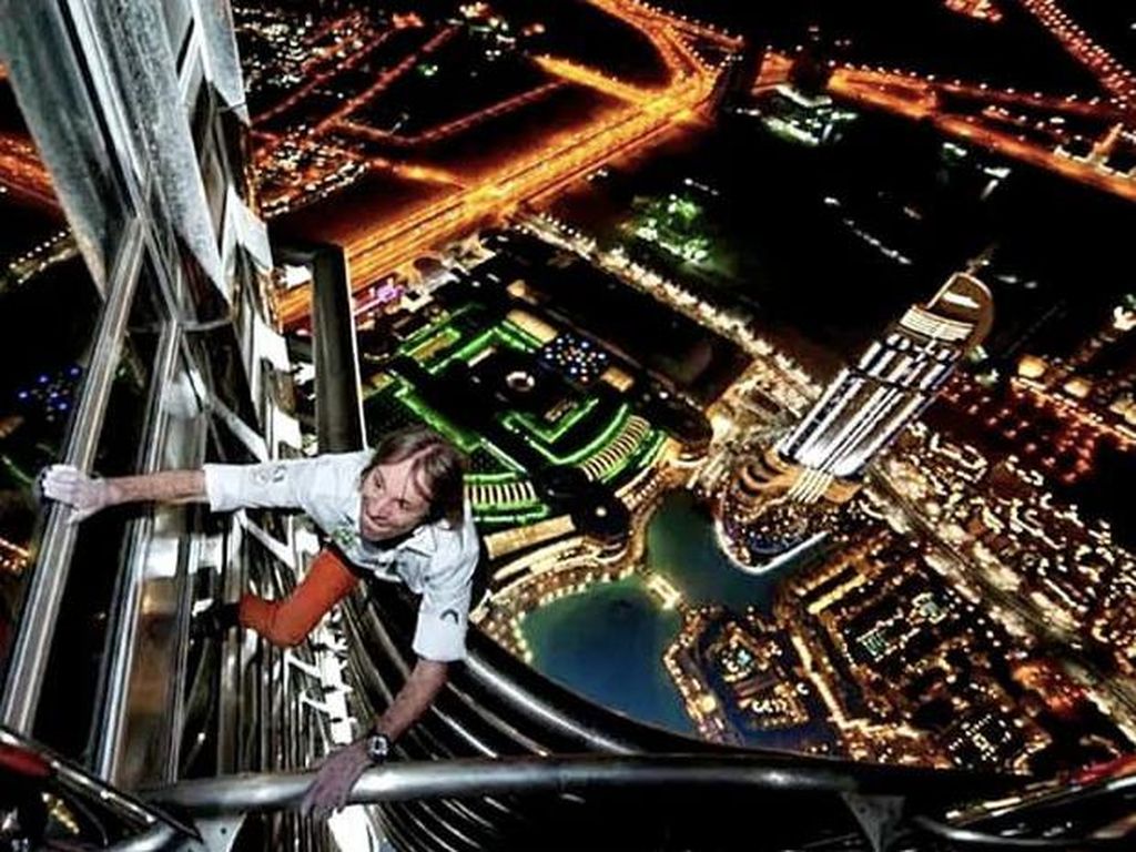 6 Foto Alain Robert Si Spiderman yang Cetak Rekor Panjat Burj Khalifa Cuma 6 Jam
