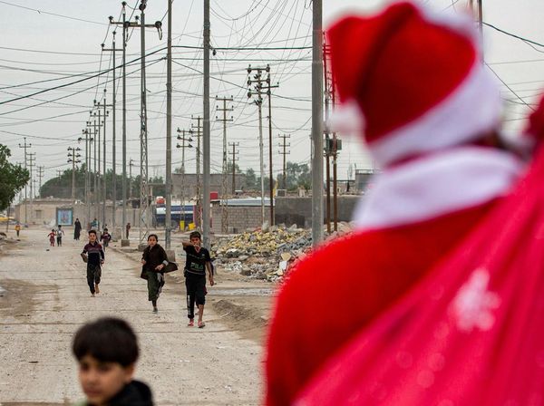 Semangat Anak-anak di Daerah Kumuh Irak Sambut Kedatangan Sinterklas