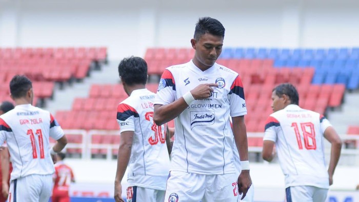 Arema FC menang beruntun dalam Liga 1 yang baru digelar lagi. Tim Singo Edan menumbangkan Dewa United dan Persis Solo.