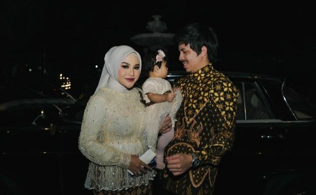 Atta Halilintar dan Aurel Hermansyah/Foto: Instagram @attahlilintar Penampilan Seleb Indonesia di Acara Tasyakuran Kaesang dan Erina Gudono