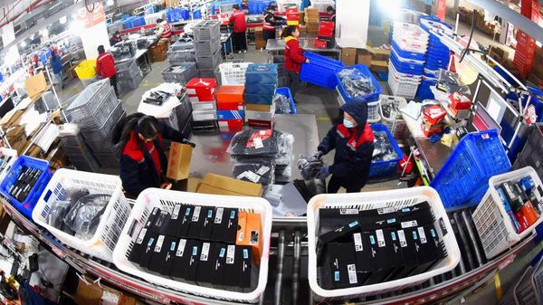 Banjir Paket di Gudang Logistik Usai Pesta Belanja Online 12.12