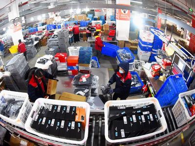 Banjir Paket di Gudang Logistik Usai Pesta Belanja Online 12.12