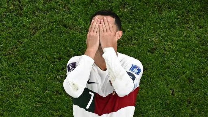 Portugals forward #07 Cristiano Ronaldo reacts during the Qatar 2022 World Cup quarter-final football match between Morocco and Portugal at the Al-Thumama Stadium in Doha on December 10, 2022. (Photo by MANAN VATSYAYANA / AFP)