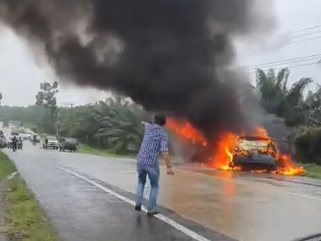 Kecelakaan, 2 Mobil Terbakar di Jalinsum Asahan