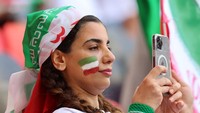 Seringkali terlihat, suporter di tribune penonton jeprat-jepret pakai kamera di HP-nya. Foto: Getty Images,/Fantasista