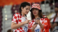 Mungkin saja fans asyik berdiskusi filter apa yang cocok dalam mem-posting hasil foto-foto eksisnya di stadion. Foto: AFP via Getty Images/OZAN KOSE