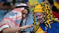 Ada saja hal-hal menarik yang dilakukan fans dengan HP-nya. Foto: AFP via Getty Images/PAUL ELLIS