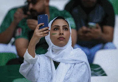 Momen-momen Asyik Fans Piala Dunia, Nonton Bola Sambil Main HP