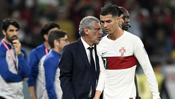 TOPSHOT - Portugals coach #00 Fernando Santos (L) greets Portugals forward #07 Cristiano Ronaldo as he leaves the pitch during the Qatar 2022 World Cup Group H football match between South Korea and Portugal at the Education City Stadium in Al-Rayyan, west of Doha on December 2, 2022. (Photo by PATRICIA DE MELO MOREIRA / AFP) (Photo by PATRICIA DE MELO MOREIRA/AFP via Getty Images)