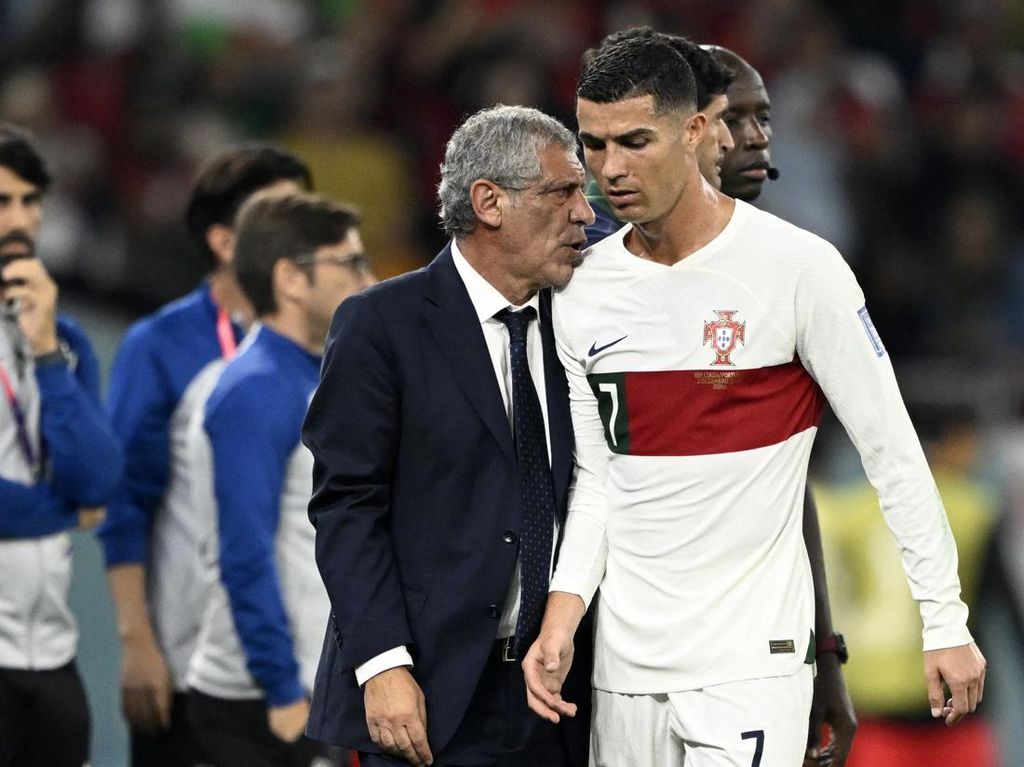 Figo Kecam Santos: Portugal Enggak Bisa Juara dengan Ronaldo di Bench!
