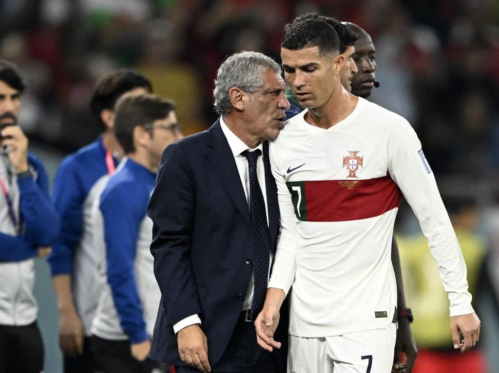 Figo Kecam Santos: Portugal Enggak Bisa Juara dengan Ronaldo di Bench! Figo Kecam Santos: Portugal Enggak Bisa Juara dengan Ronaldo di Bench!